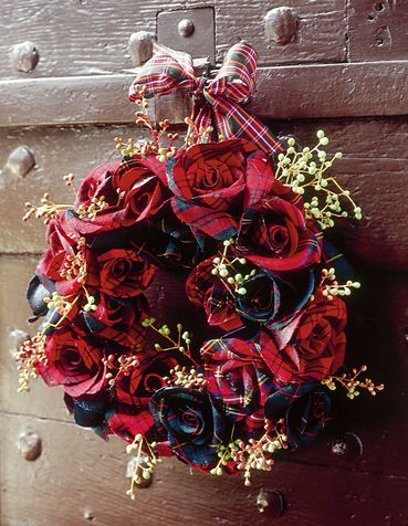 Fai-da-te-ghirlanda-di-stoffa-con-le-rose_su_vertical_dyn