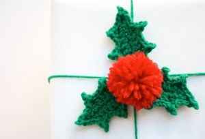 one-sheepish-girl-crochet-holly-leaf-gift-wrap-5